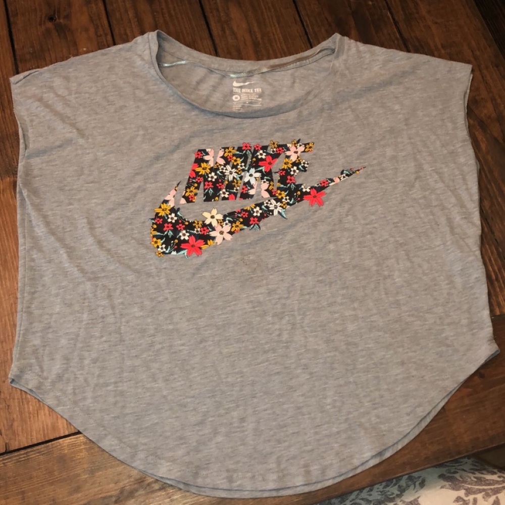 Nike Loose Crop Top length Athletic Top | Medium